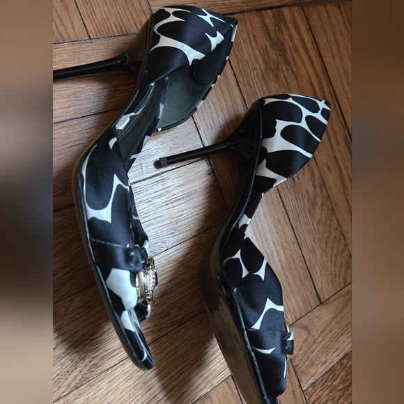 Pristine Gucci Swarovski Crystal Black & White Satin Animal print Pump main image 5